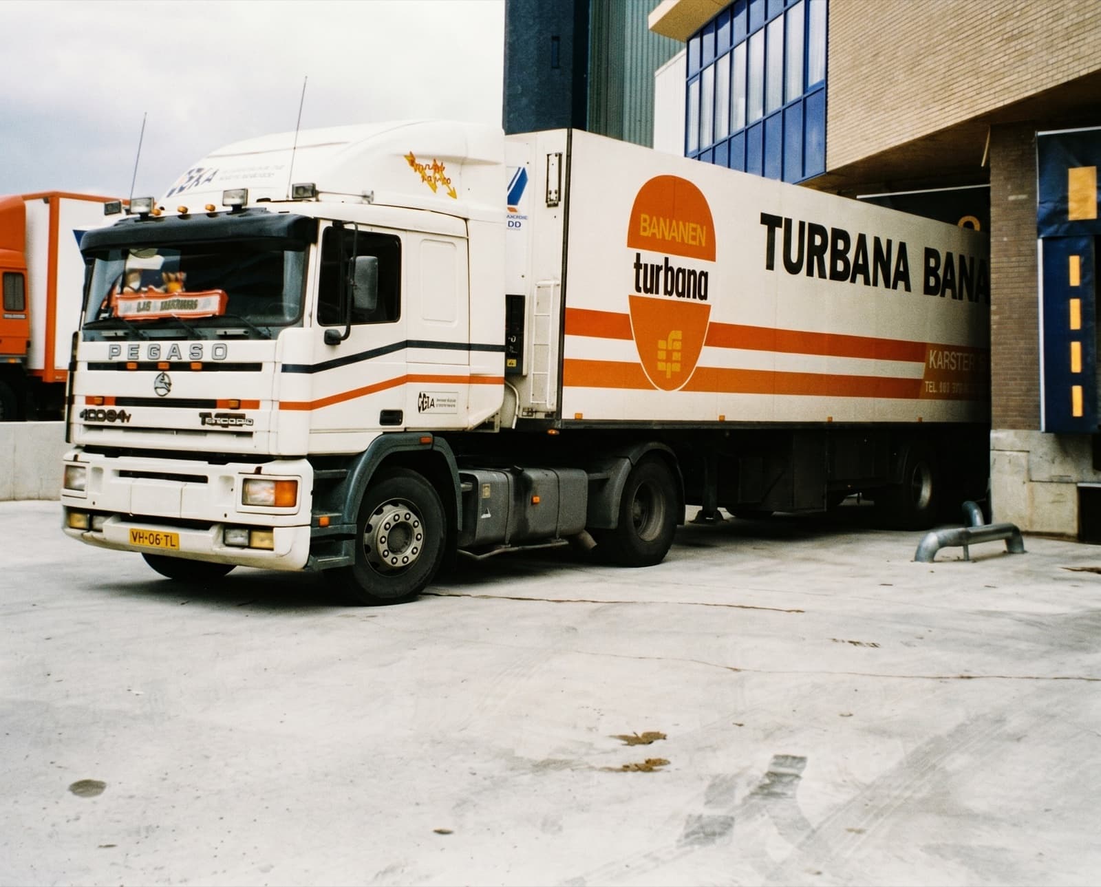 Turbana-bananen worden gelost bij het depot.